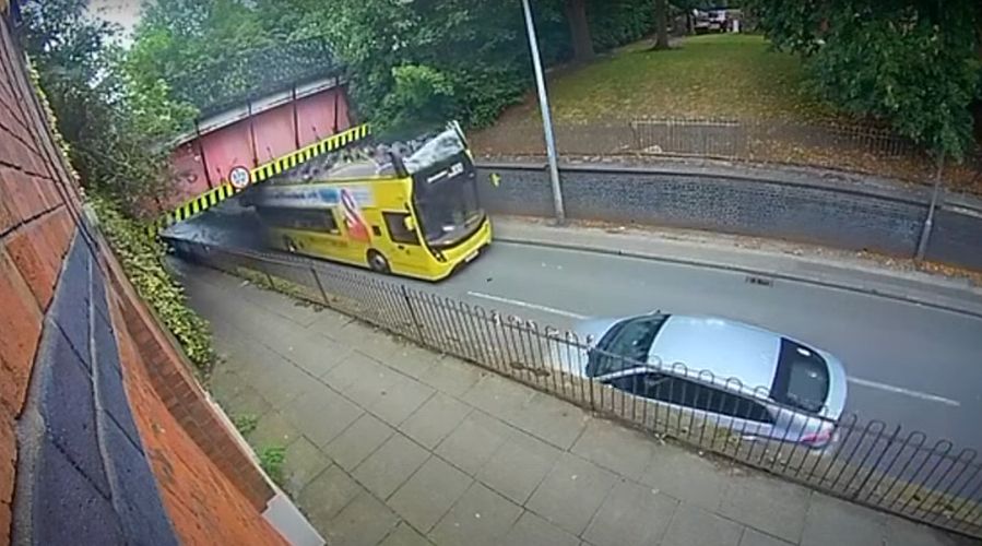 Двуетажен автобус се блъсна в мост в Манчестър, има ранени (ВИДЕО)